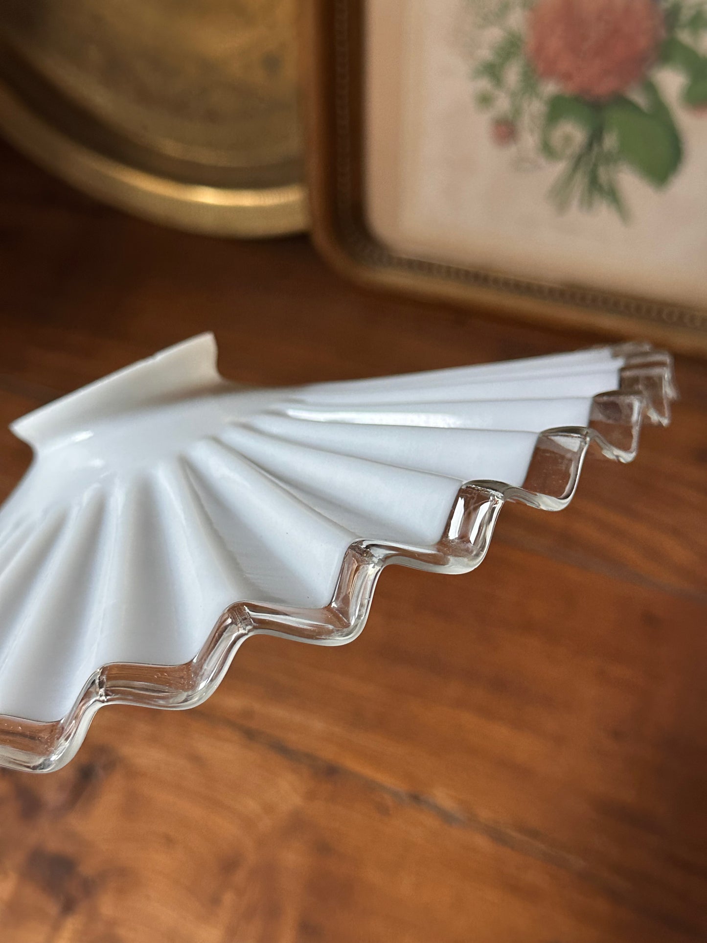 Abat-jour ancien dentelé en verre opalin