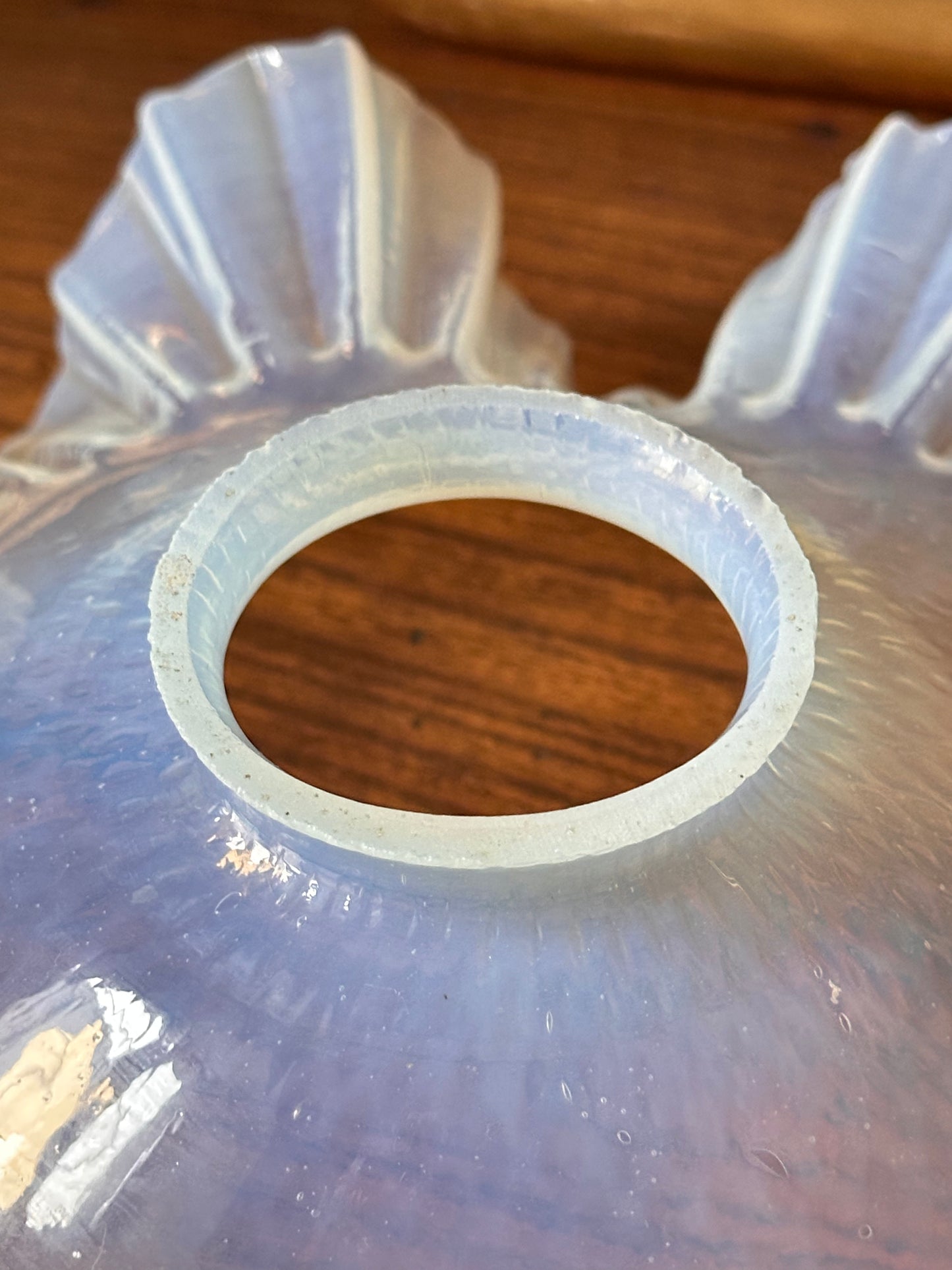 Abat-jour ancien en verre opalescent