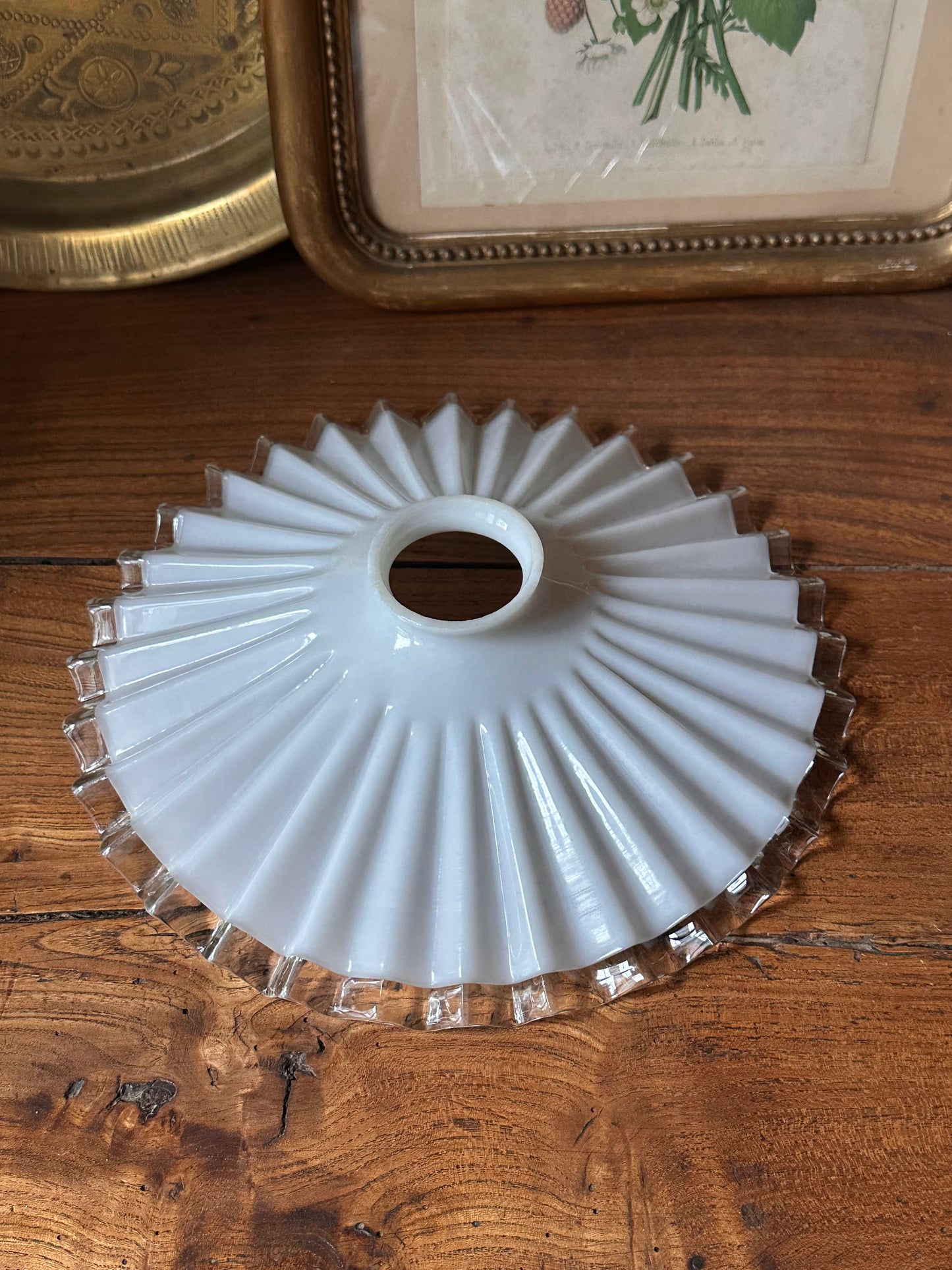 Abat-jour ancien dentelé en verre opalin