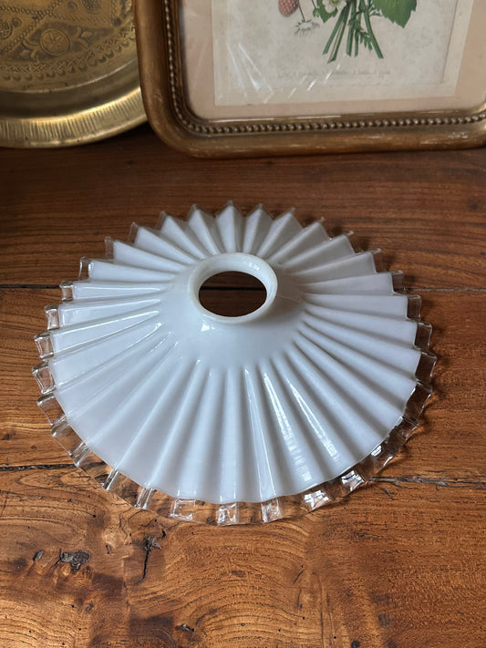 Abat-jour ancien dentelé en verre opalin