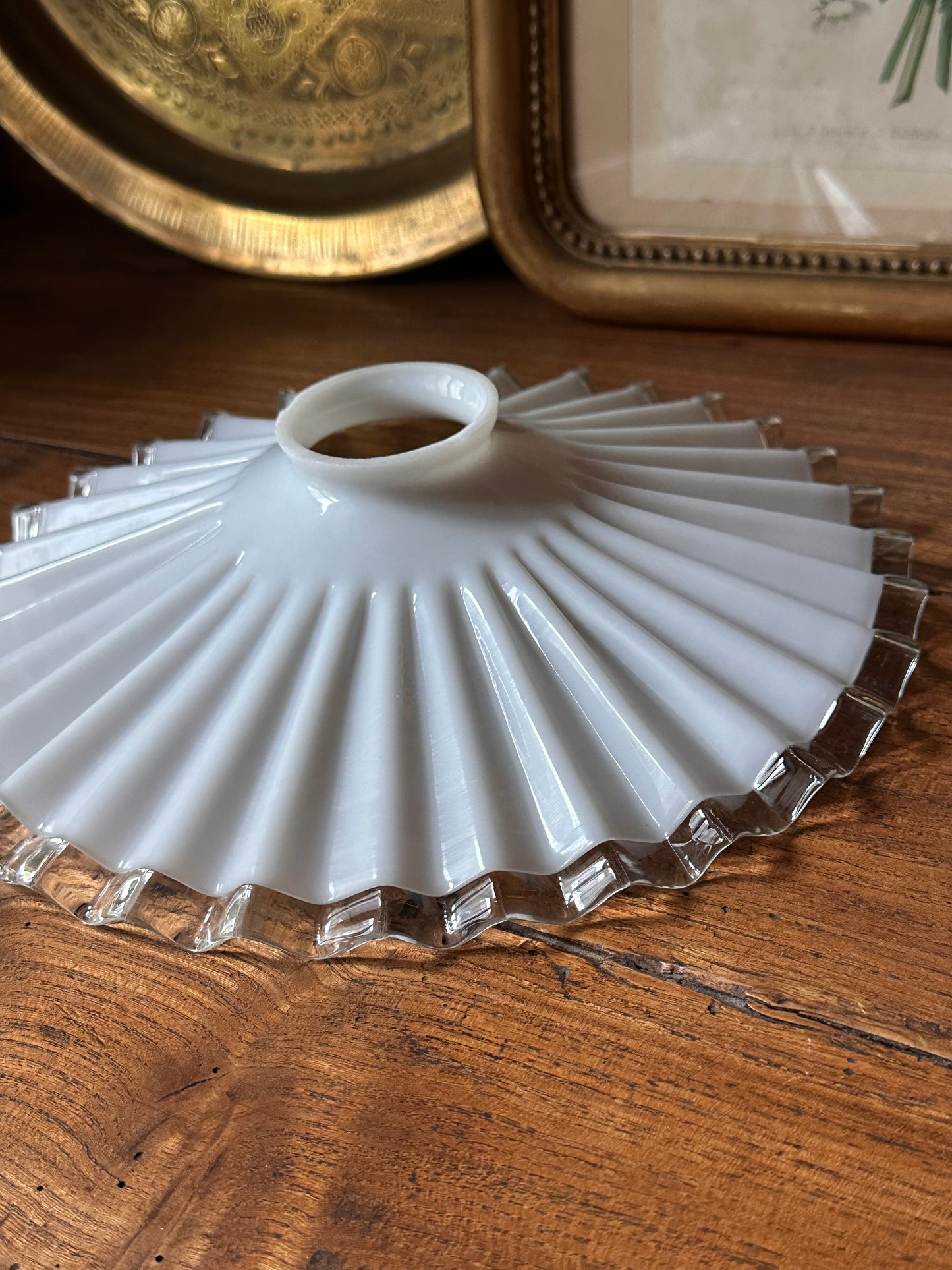 Abat-jour ancien dentelé en verre opalin