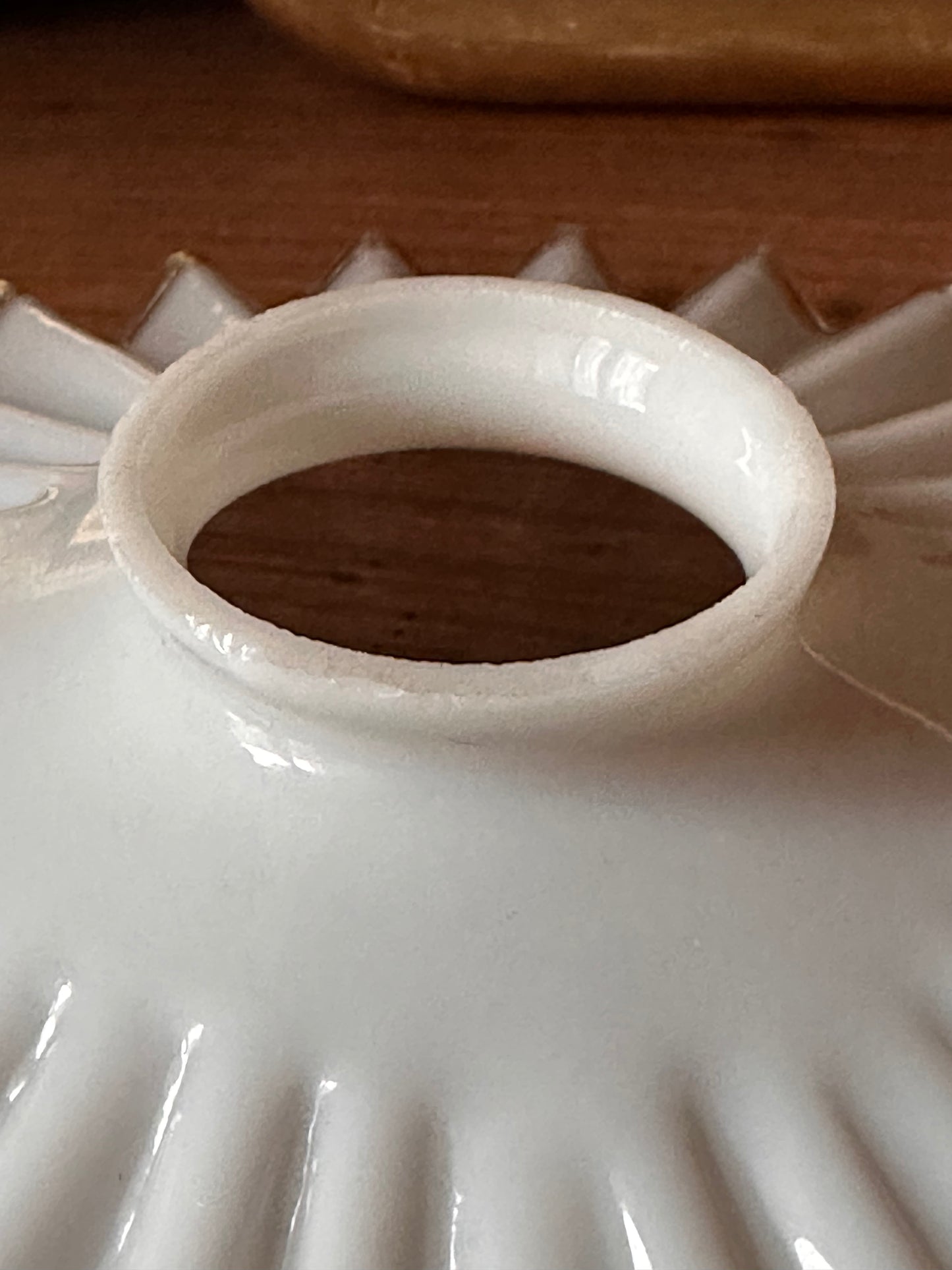 Abat-jour ancien dentelé en verre opalin