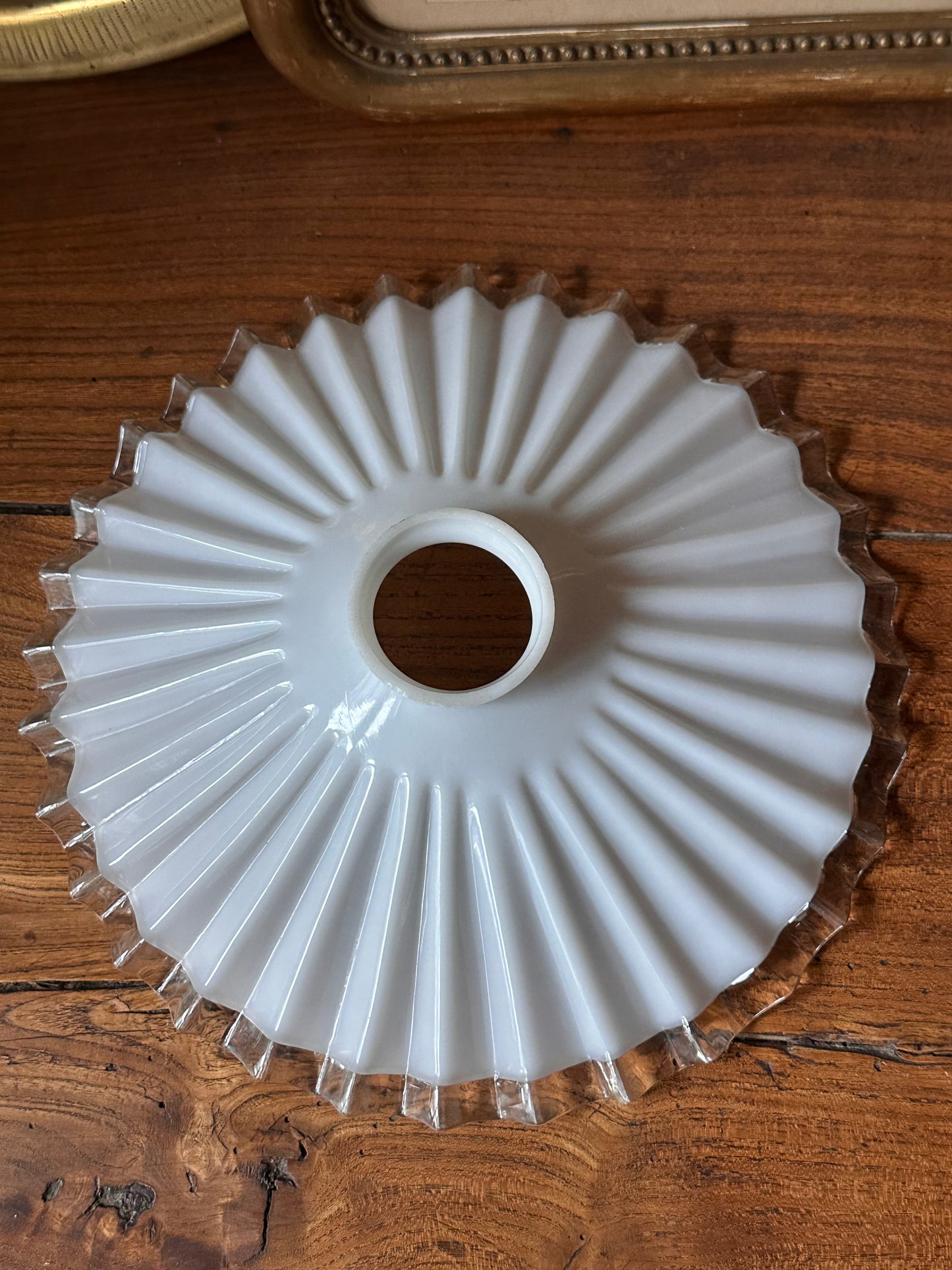 Abat-jour ancien dentelé en verre opalin