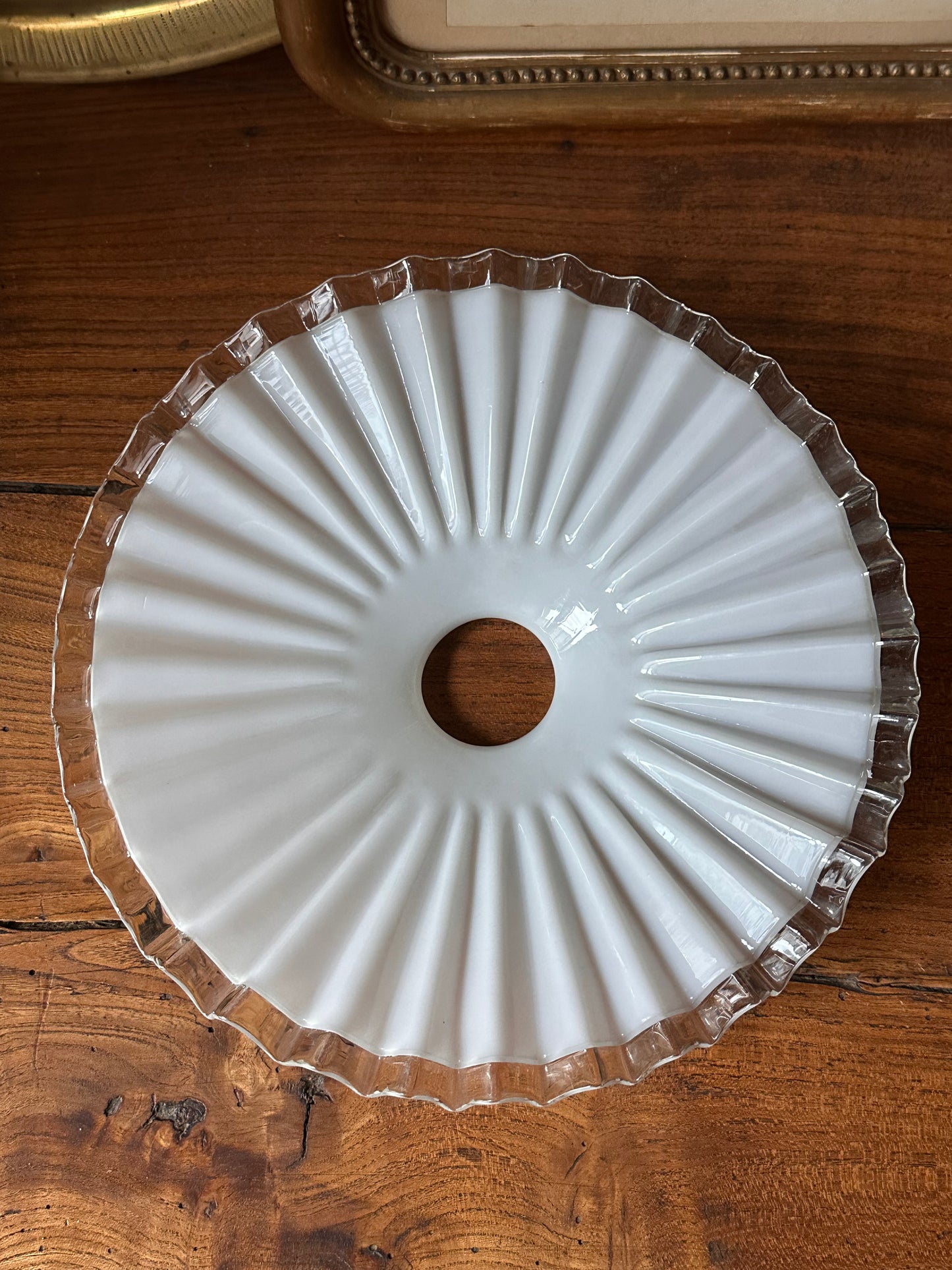 Abat-jour ancien dentelé en verre opalin