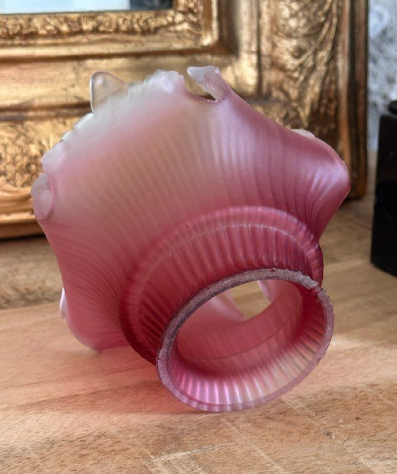 Tulipe ancienne en verre givrée rose